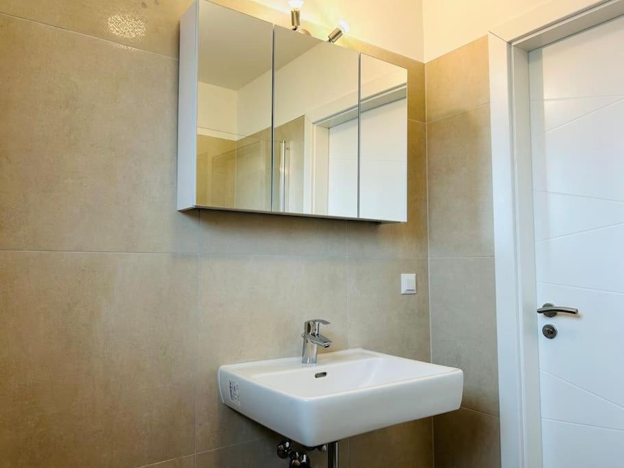 Appartement Stylish Modern Flat With Garden Wenen