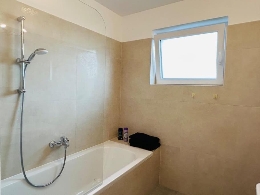 Appartement Stylish Modern Flat With Garden Wenen